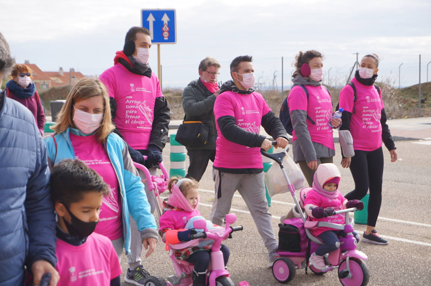 Las camisetas fucsias regaron el recorrido de esta mañana por Arroyo de muestras de solidaridad y empatía en la lucha contra el cáncer. 