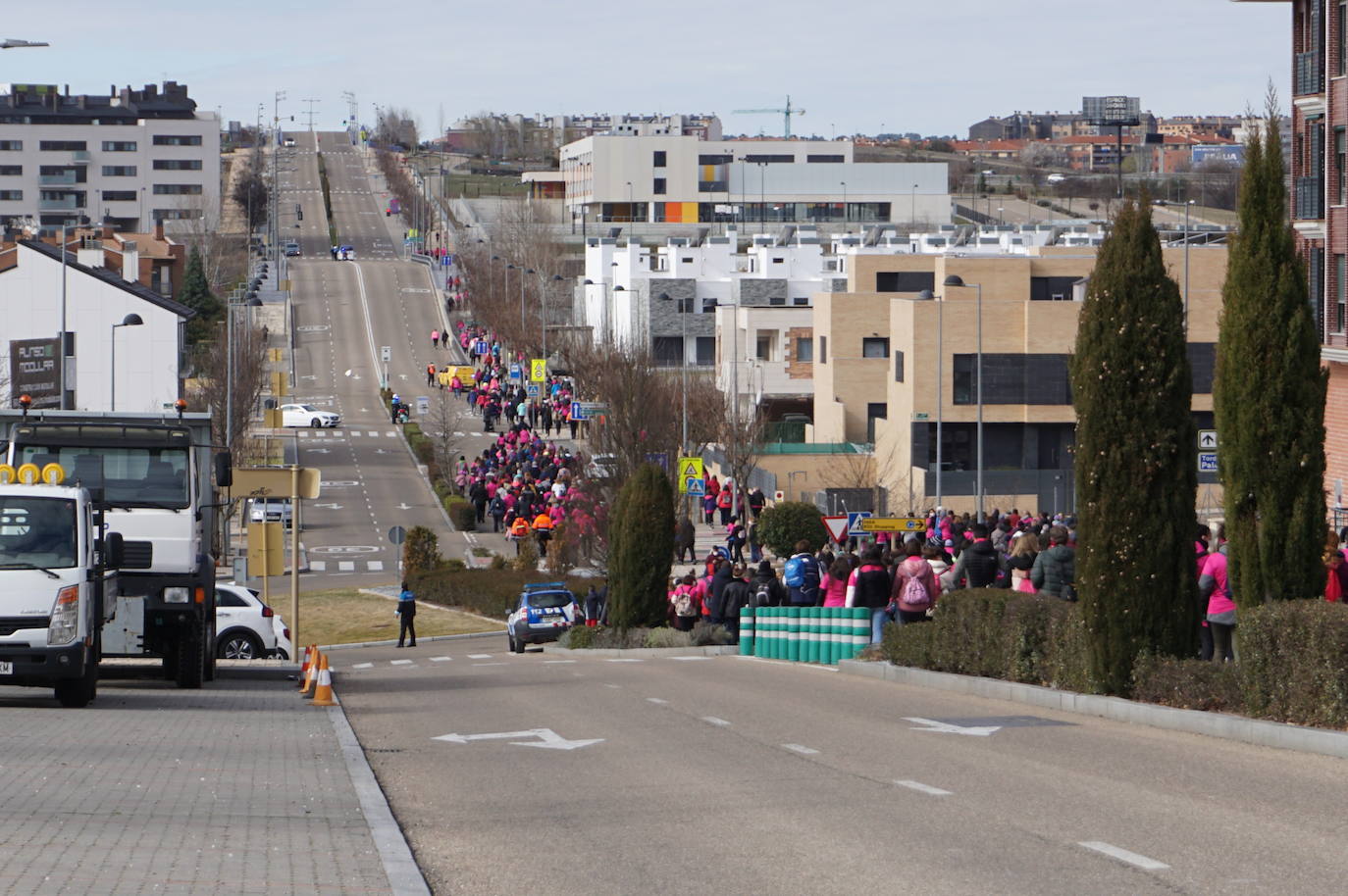 Las camisetas fucsias regaron el recorrido de esta mañana por Arroyo de muestras de solidaridad y empatía en la lucha contra el cáncer. 