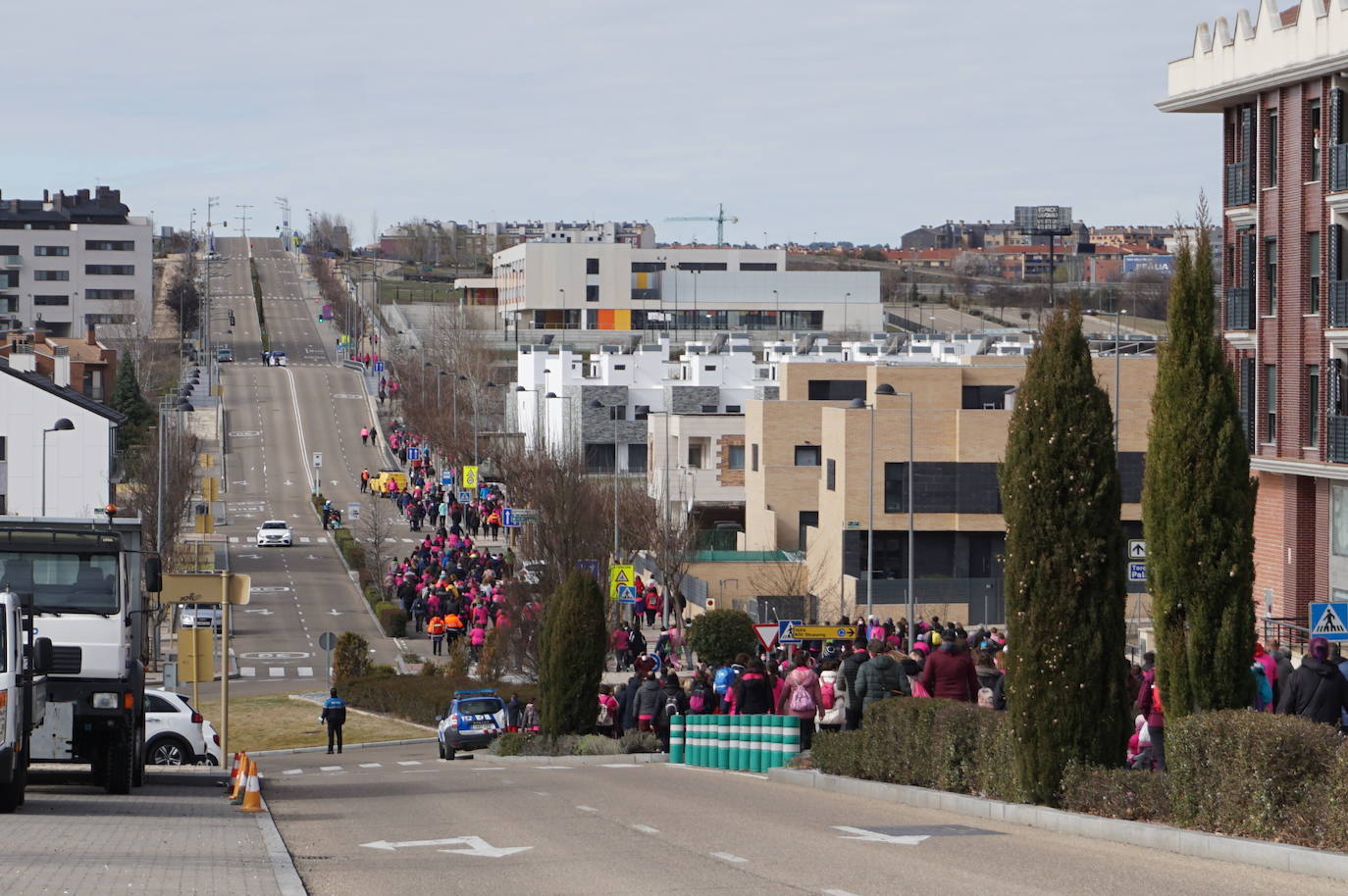 Las camisetas fucsias regaron el recorrido de esta mañana por Arroyo de muestras de solidaridad y empatía en la lucha contra el cáncer. 