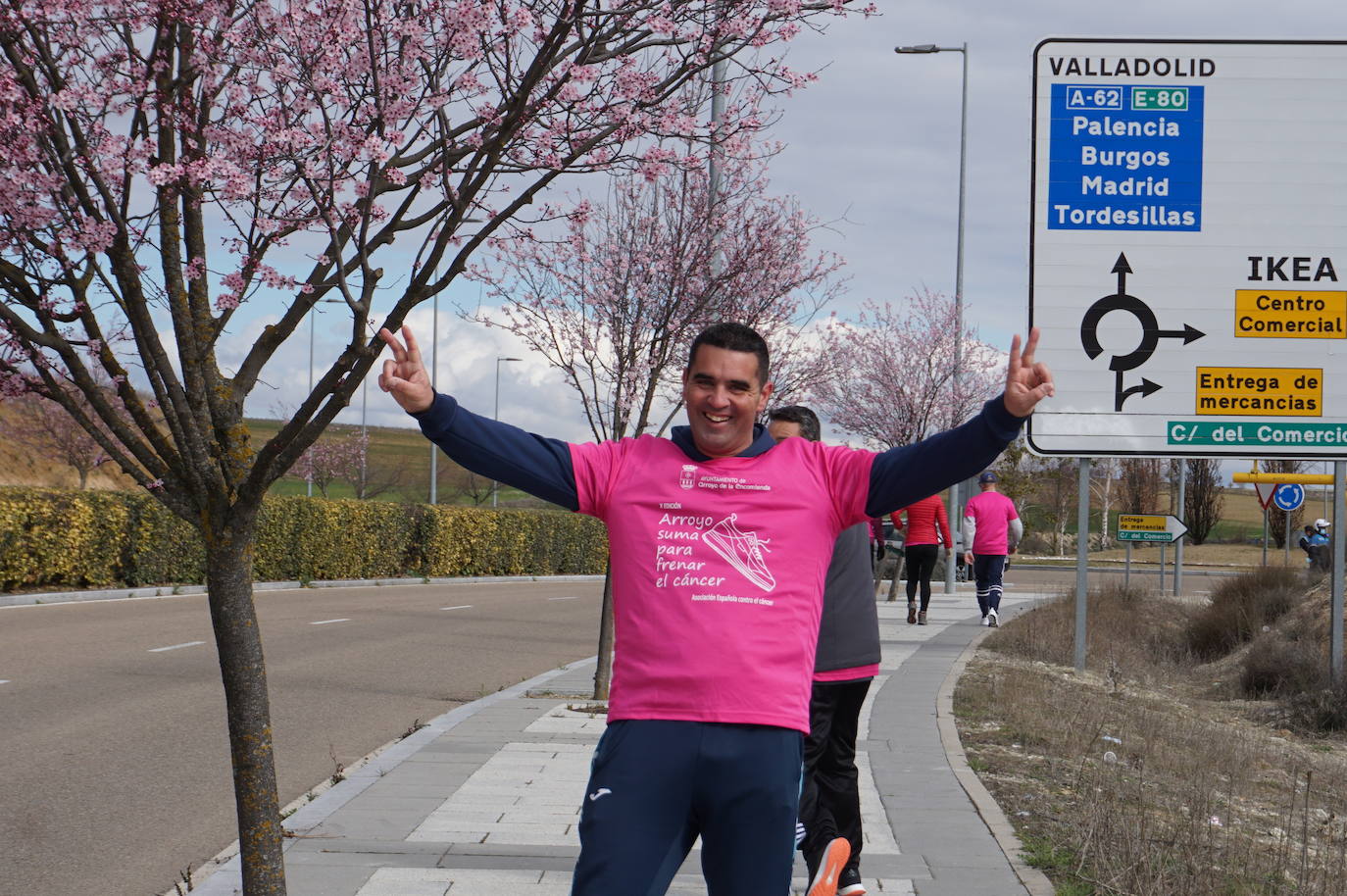 Las camisetas fucsias regaron el recorrido de esta mañana por Arroyo de muestras de solidaridad y empatía en la lucha contra el cáncer. 