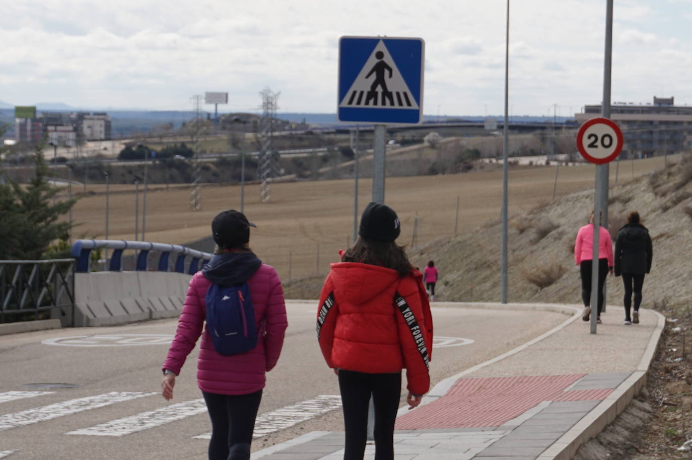 Las camisetas fucsias regaron el recorrido de esta mañana por Arroyo de muestras de solidaridad y empatía en la lucha contra el cáncer. 
