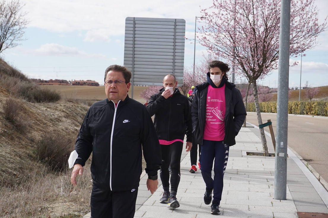 Las camisetas fucsias regaron el recorrido de esta mañana por Arroyo de muestras de solidaridad y empatía en la lucha contra el cáncer. 