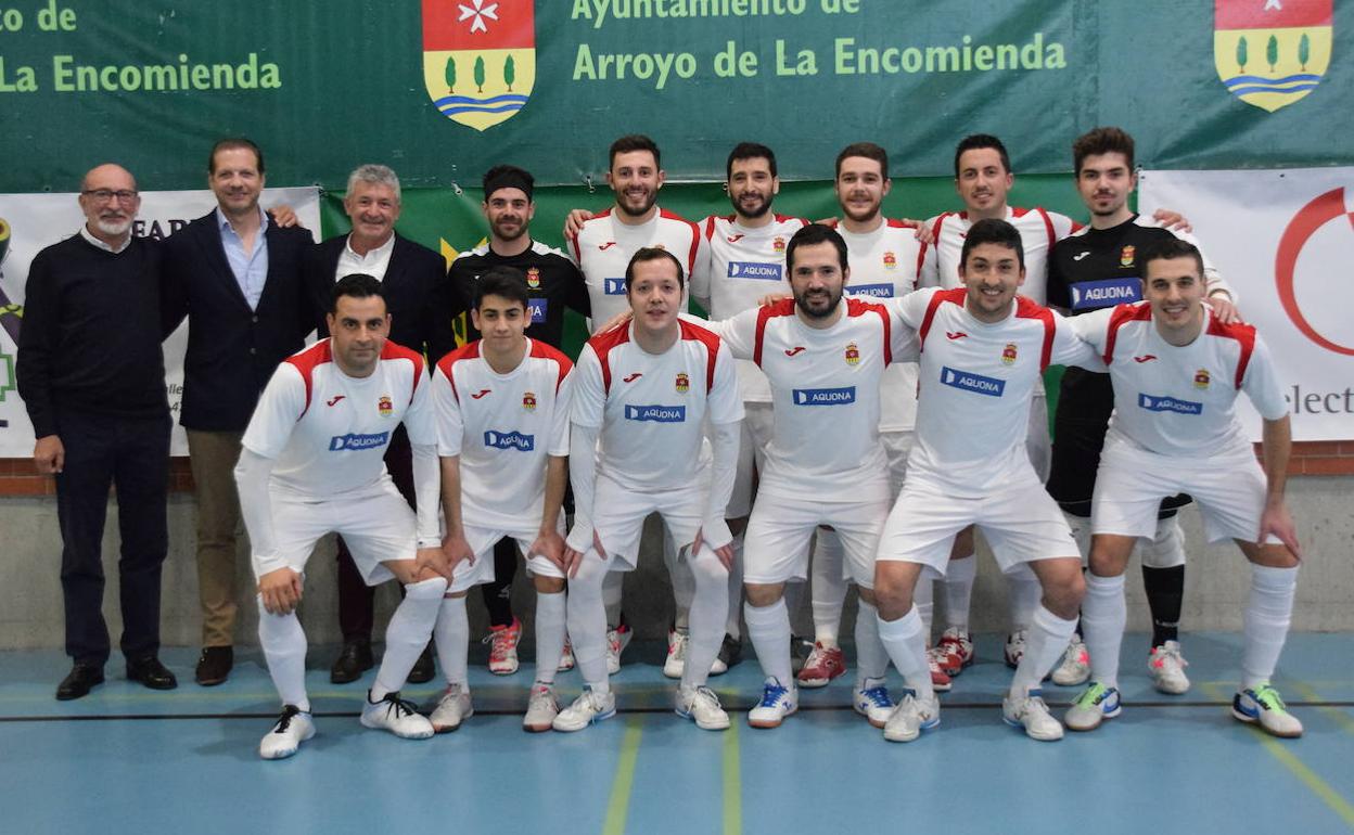 Luis Amado posó antes del inicio del partido junto a la plantilla del CD Unión Arroyo de fútbol sala, su presidente, Víctor Bartolomñe y el alcalde del municipio, Sarbelio Fernández. 