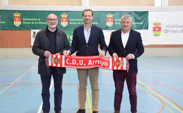 Luis Amado se llevó de Arroyo una bufanda del club de fútbol sala. 