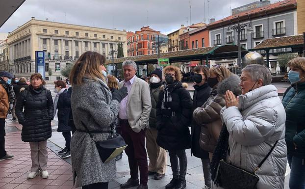 La guía en plenas explicaciones en la plaza de España de Valladolid. 