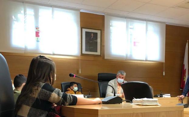 Imagen principal - Los alumnos durante la visita 