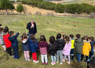 Imagen secundaria 1 - Alumnos del Margarita Salas durante la plantación 