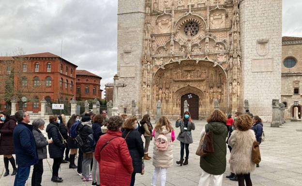 Imagen principal - Diferentes momentos de la Ruta del Hereje realizada por los vecinos de Arroyo el viernes 8 de abril 