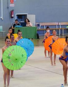 Imagen secundaria 2 - Buen papel de las gimnastas arroyanas de rítmica