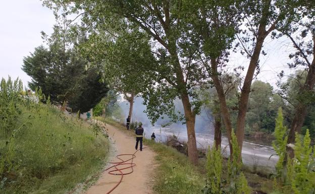 Bomberos durante las labores de extinción 