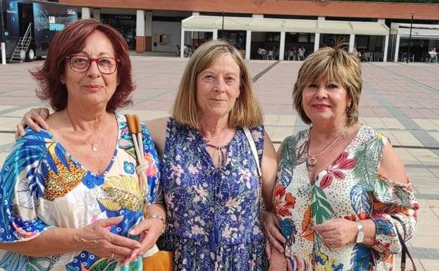 Isabel Seoane, Montse Madroño e Isabel Tomás en la Plaza de España de La Flecha 
