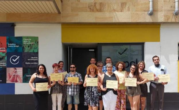 Participantes del curso con su certificado de profesionalidad nivel 2 