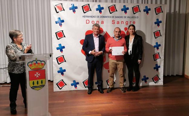 José Miguel Fraile recibe su distinción como Donante Centenario