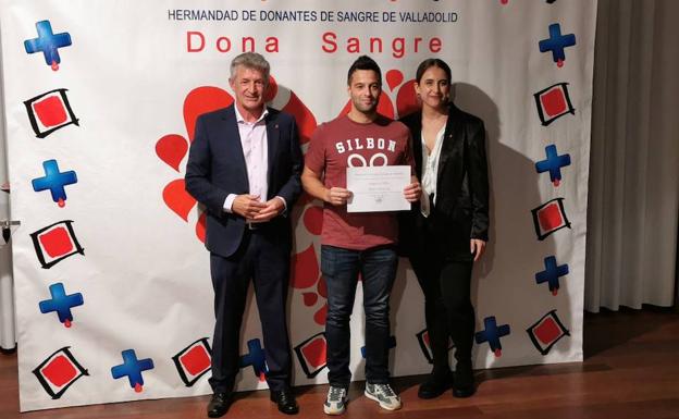 Mario Lorenzo recibe sus distinciones de manos del alcalde y la presidenta de la hermanadad 