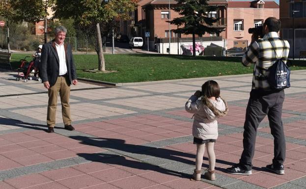 Rubén Velázquez y su hija Leire, de 5 años, fotografiando a Sarbelio Fernández, alcalde arroyano 