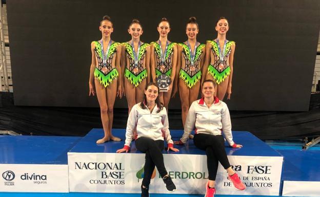 Cadetes del CD La Victoria, en el que participan Paula Rodríguez y Paula Santiago, con el bronce 