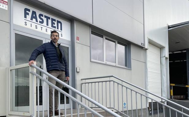 Ángel Muñoz, gerente de Fasten Sistemas, en la entrada de la empresa 
