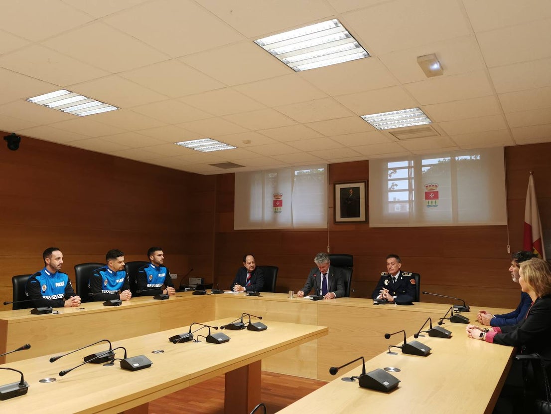 Nuevos agentes de la policía local junto al alcalde de Arroyo y los concejales delegados de Seguridad y Recursos humanos