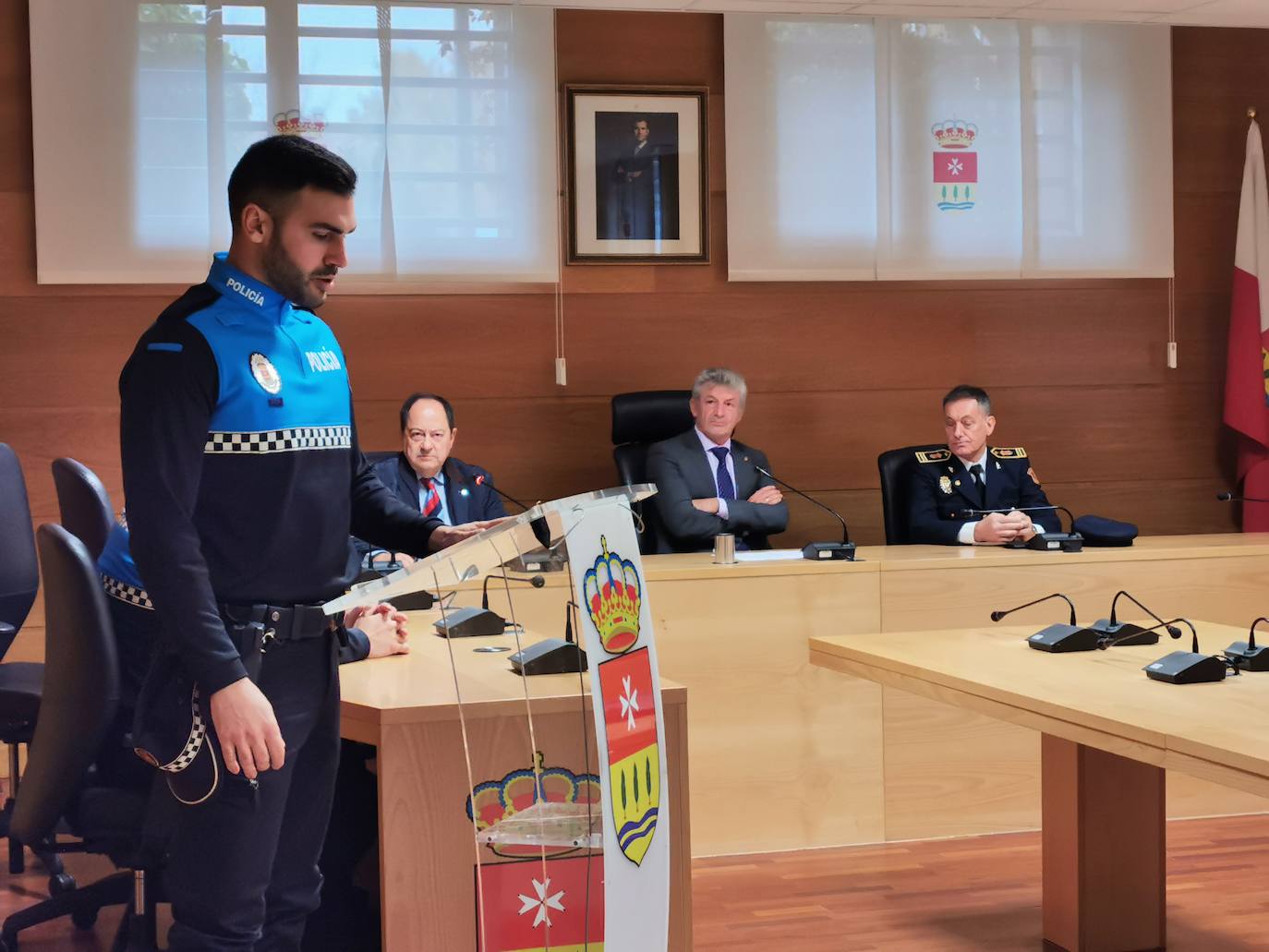 Nuevos agentes de la policía local junto al alcalde de Arroyo y los concejales delegados de Seguridad y Recursos humanos