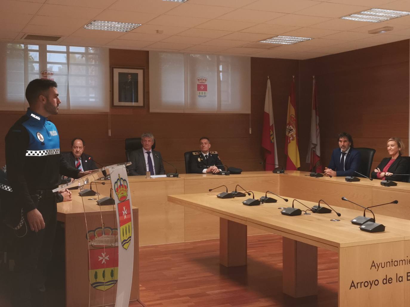 Nuevos agentes de la policía local junto al alcalde de Arroyo y los concejales delegados de Seguridad y Recursos humanos