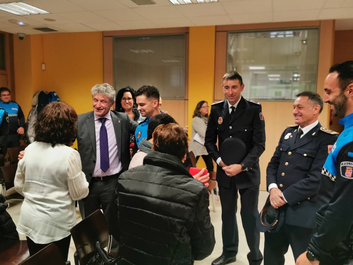 Nuevos agentes de la policía local junto al alcalde de Arroyo y los concejales delegados de Seguridad y Recursos humanos
