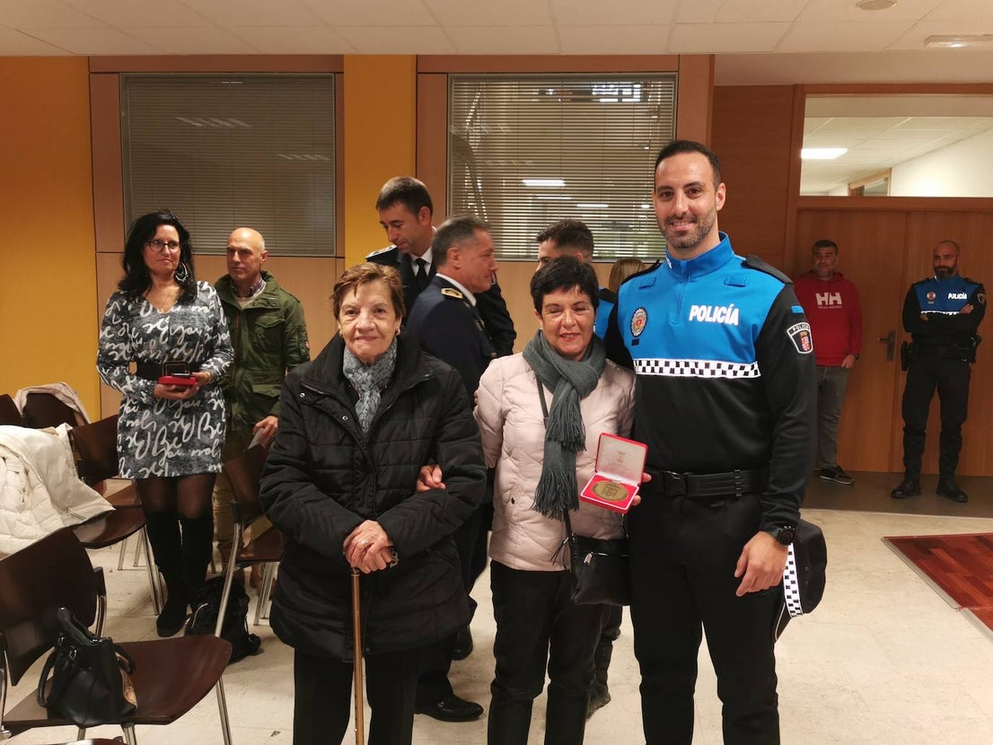Nuevos agentes de la policía local junto al alcalde de Arroyo y los concejales delegados de Seguridad y Recursos humanos