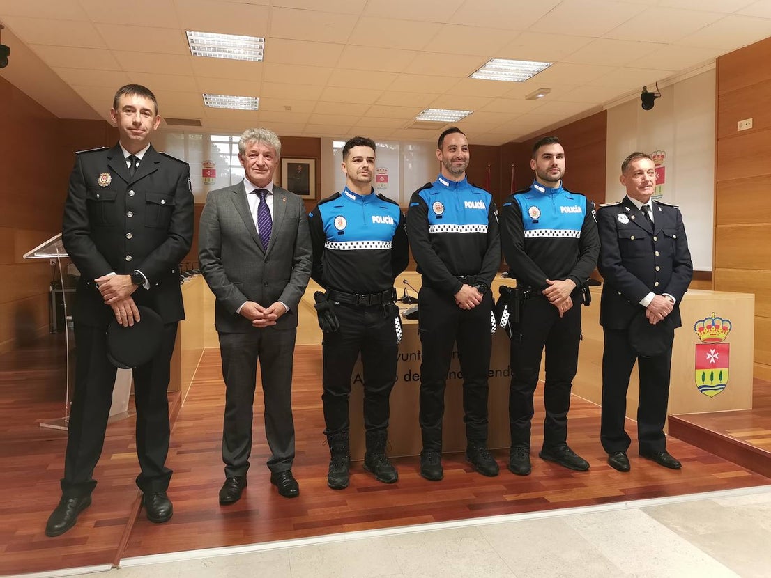 Nuevos agentes de la policía local junto al alcalde de Arroyo y los concejales delegados de Seguridad y Recursos humanos