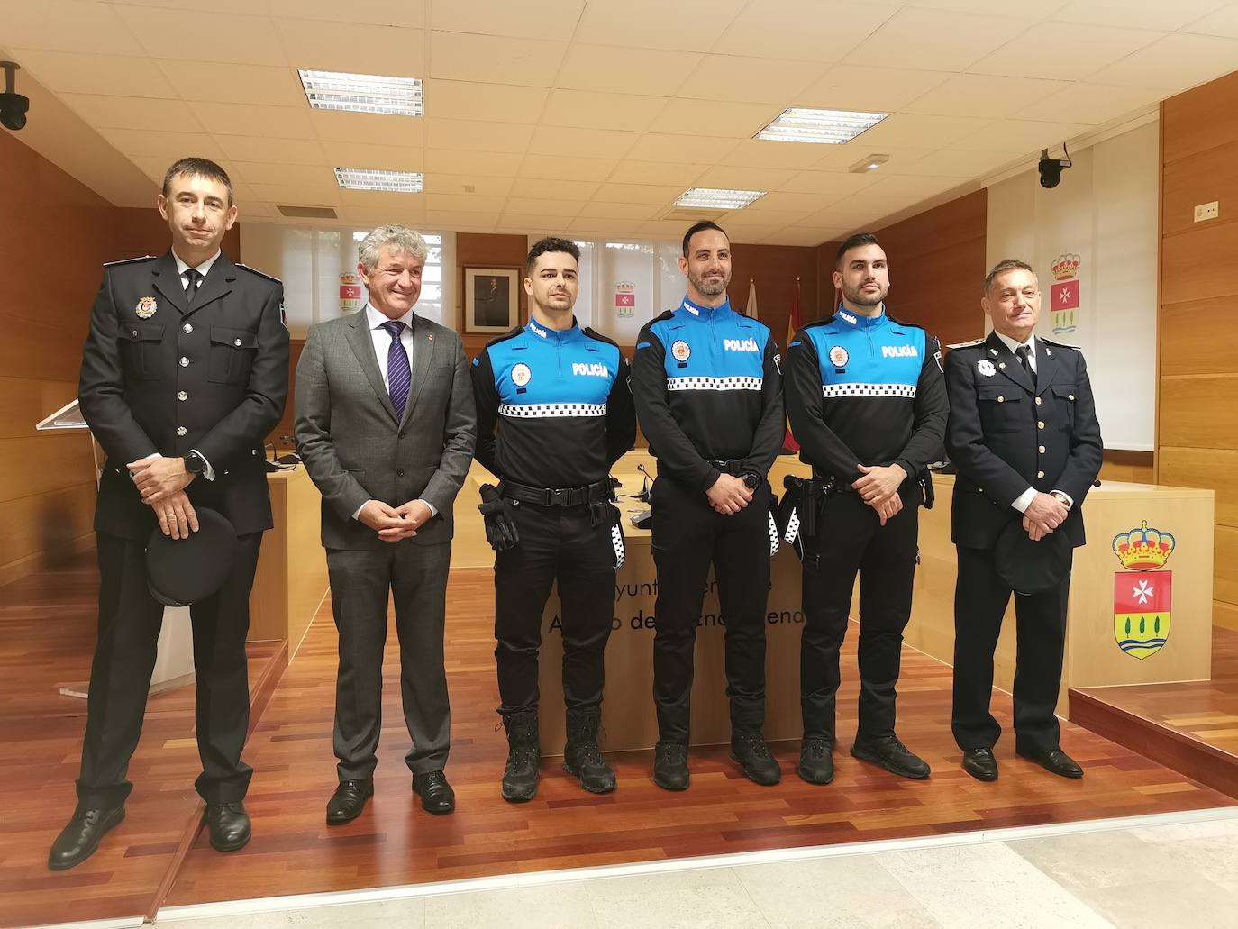 Nuevos agentes de la policía local junto al alcalde de Arroyo y los concejales delegados de Seguridad y Recursos humanos