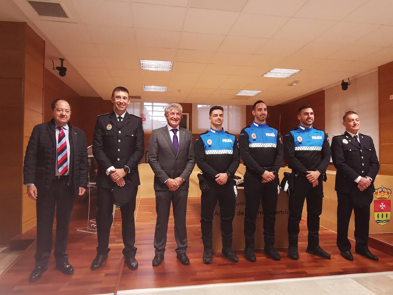 Nuevos agentes de la policía local junto al alcalde de Arroyo y los concejales delegados de Seguridad y Recursos humanos