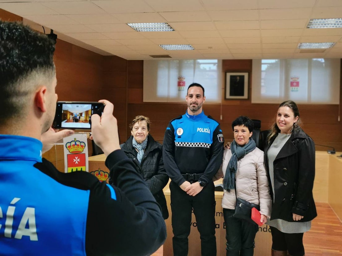 Nuevos agentes de la policía local junto al alcalde de Arroyo y los concejales delegados de Seguridad y Recursos humanos