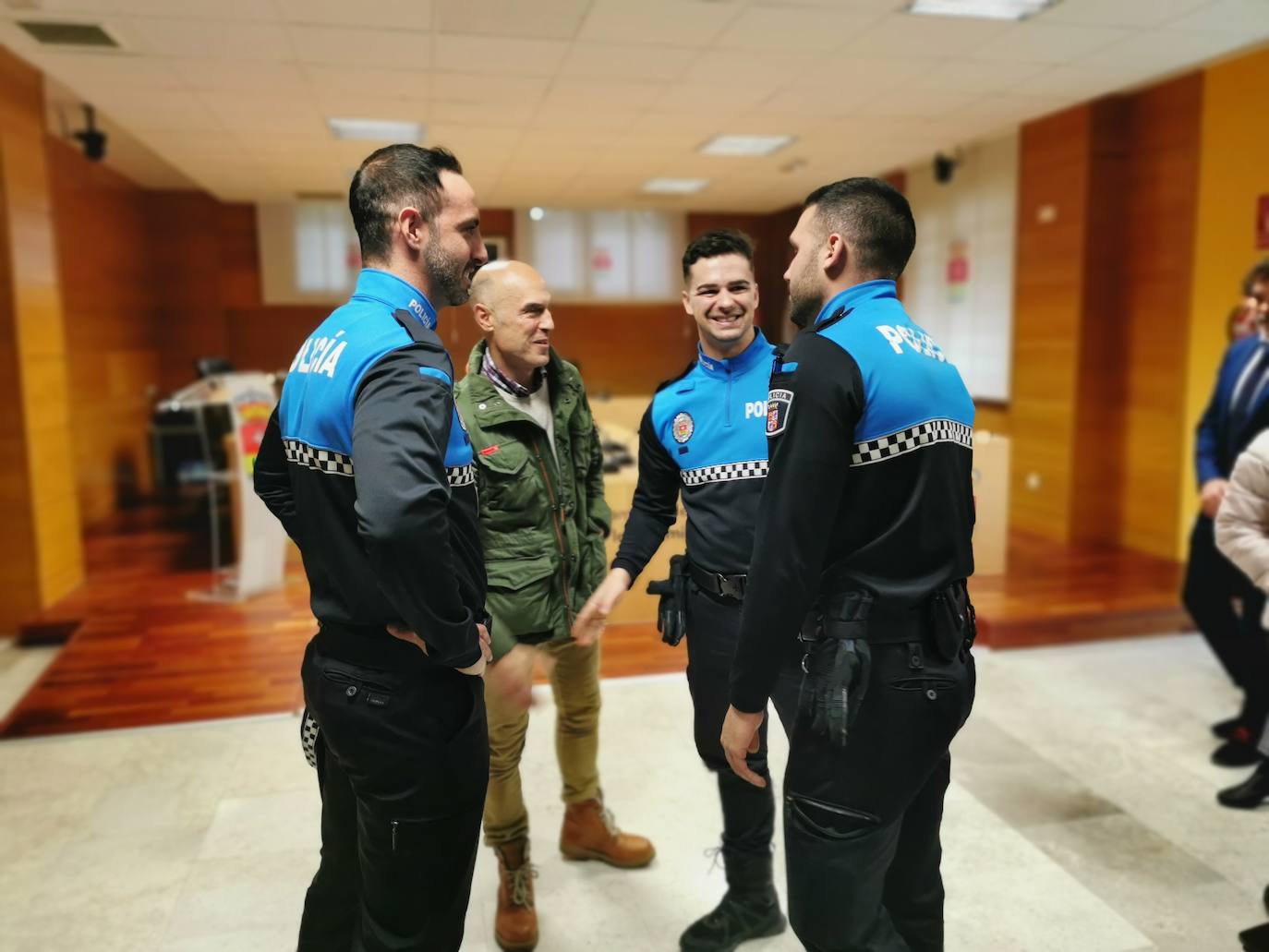 Nuevos agentes de la policía local junto al alcalde de Arroyo y los concejales delegados de Seguridad y Recursos humanos