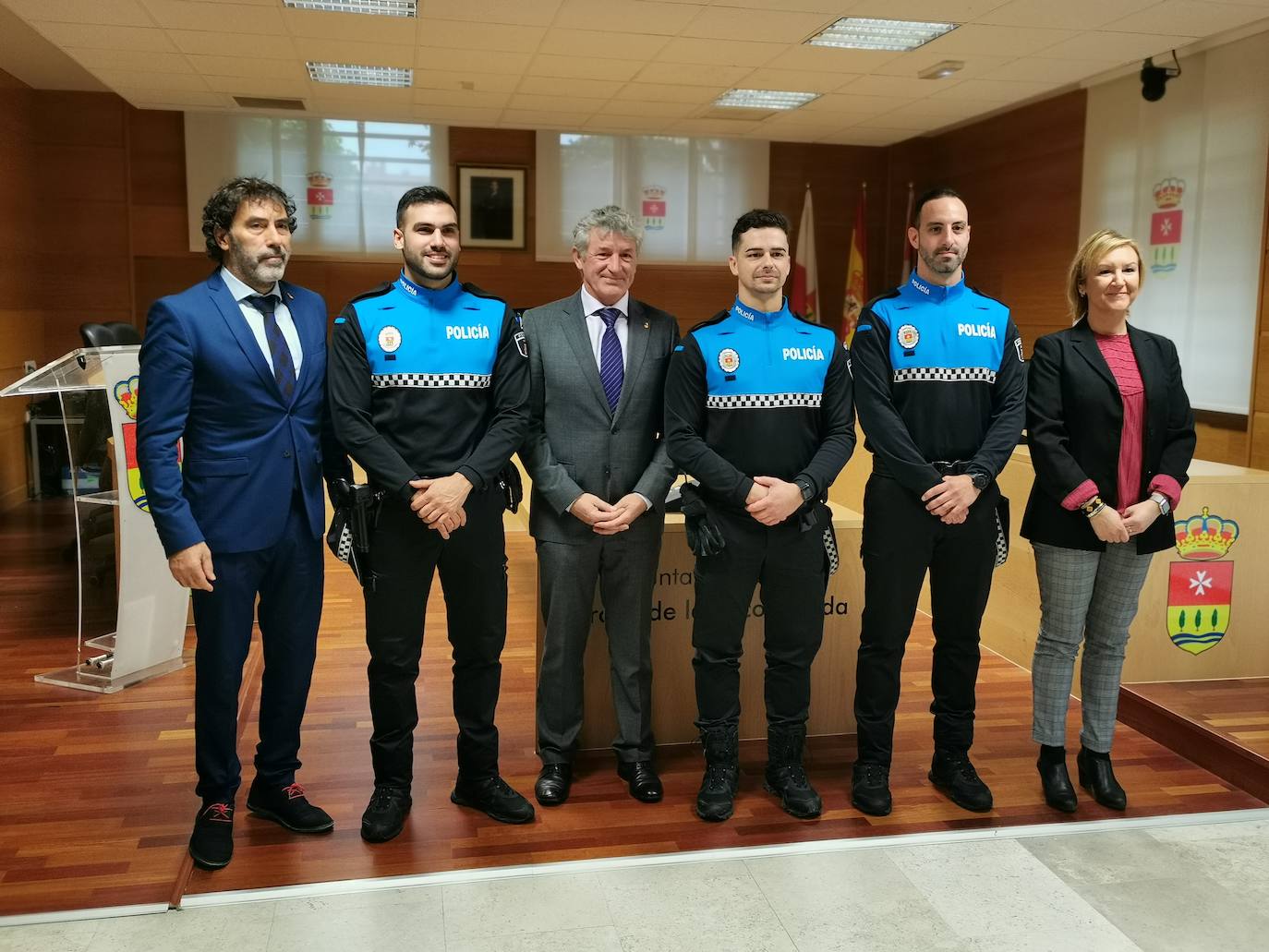 Nuevos agentes de la policía local junto al alcalde de Arroyo y los concejales delegados de Seguridad y Recursos humanos