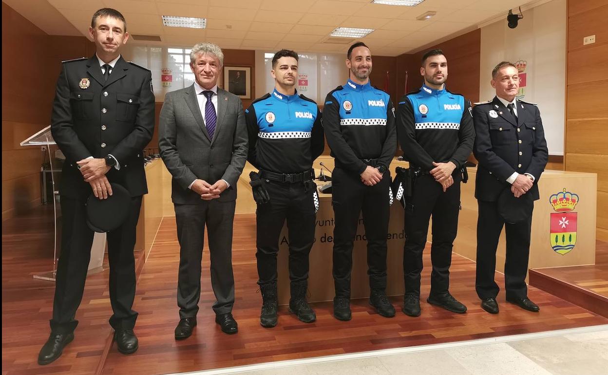 El oficial Carlos Peral, Sarbelio Fernández, alcalde del municipio, los tres nuevos agentes que han tomado posesión y el Subinspector-Jefe Alberto de Mena 