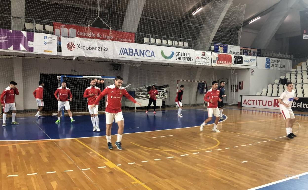 Los jugadores del CD Unión Arroyo se preparan par el partido 