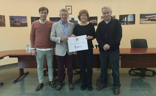Pablo de León (Concejal Simancas), Sarbelio Fernández (Arroyo), Marina García (Pta. AECC Arroyo) y José A. Gonzalez (Pte. Mancomunidad), en la entrega del cheque 