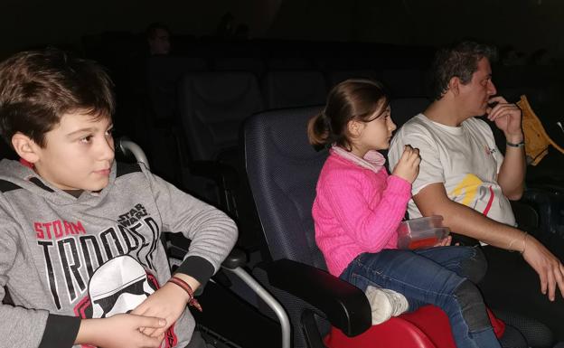 Los hermanos Abel y María, acompañados de su padre, contemplan la actuación del Capitán Corchea