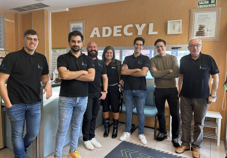 Los fisioterapeutas y la presidenta de Adecyl, junto al doctor Roberto Escudero, que están realizando el estudio pionero