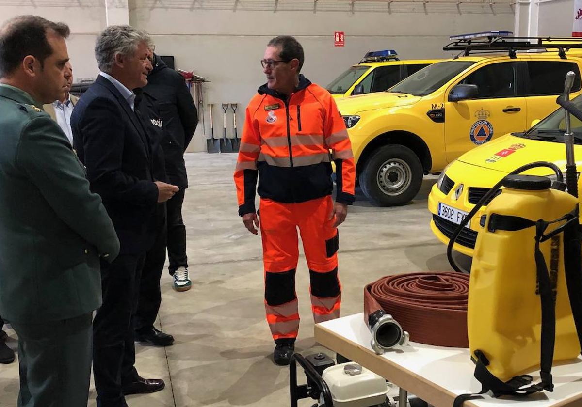 Jorge Sambade, Jefe de Protección Civil de Arroyo, muestra las dotaciones al alcalde y al resto de autoridades