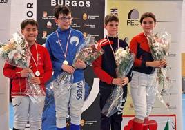 Paula Calvo, de categoría M-13 en el podio con su medalla de bronce.