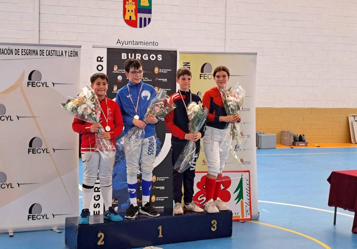 Paula Calvo, de categoría M-13 en el podio con su medalla de bronce.