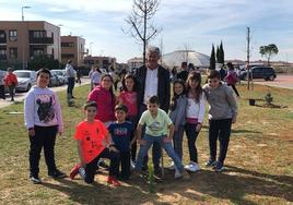 Los escolares de Arroyo plantan sus árboles ayudados por su alcalde Sarbelio Fernández
