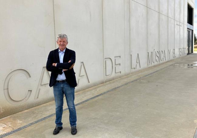 El alcalde, Sarbelio Fernández junto a la Casa de la Música y el Teatro de Arroyo