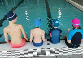 Los cinco niños cuyas familias han puesto en marcha esta asociación, en la piscina del CDO