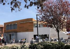 Edificio del Hogar del Jubilado situado en la Plaza España de Arroyo