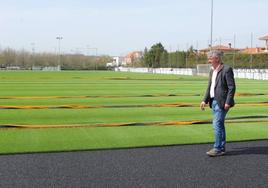 Sarbelio Fernández comprobando el avance de las obras