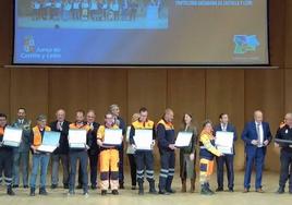 Los voluntarios de Protección Civil de Arroyo recogiendo su mención