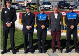 Los dos nuevos agentes de la policía local de Arroyo que acaban de tomar posesión, junto al alcalde y sus dos superiores
