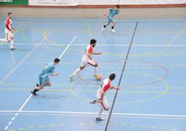 Los arroyanos controlando el balón durante el partido del sábado