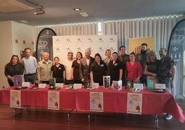 El alcalde Sarbelio Fernández, miembros de la corporación y los hosteleros participantes en la Ruta del Pincho Literario