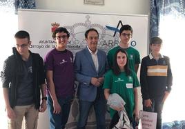 El concejal de Eduación de Arroyo, Vicente Centenero Merino, con los ganadores de la Olimpiada Matemática